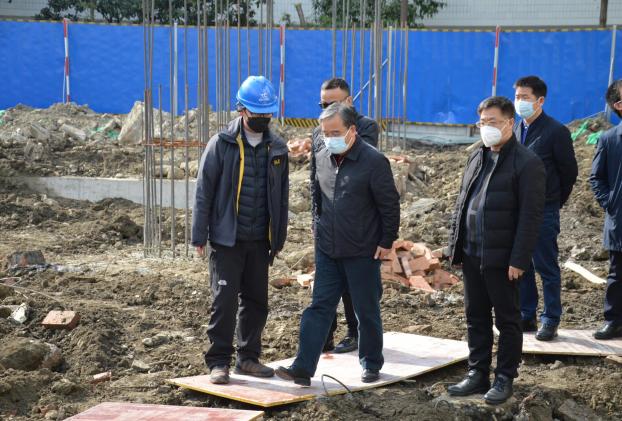 韓軼書記在雙流中學(xué)改建項(xiàng)目工程現(xiàn)場(chǎng)