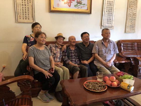 圖片1：龍校長(zhǎng)與陳老先生一家合影