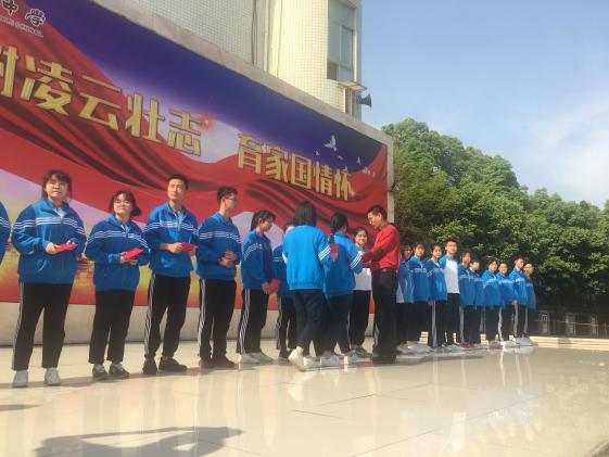 向書記向獲獎(jiǎng)學(xué)生頒發(fā)證書