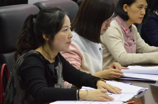 課題研究人員認(rèn)真聽講