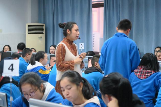 3張茜老師展示課上與學(xué)生互動(dòng)