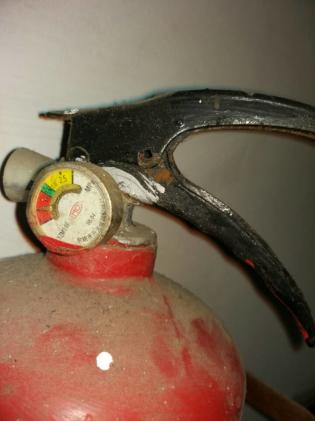 高二男生樓滅火器過期