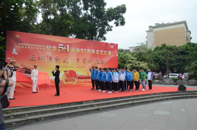  新團員在團區(qū)委書記的帶領(lǐng)下宣誓 