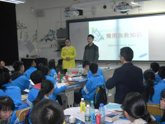 志愿者在班級(jí)宣傳