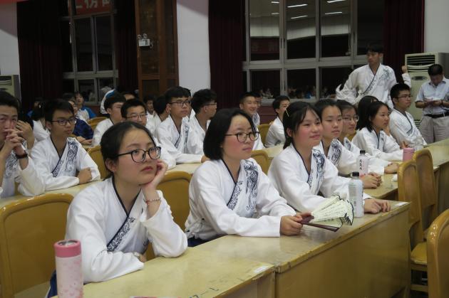 臺(tái)下認(rèn)真欣賞