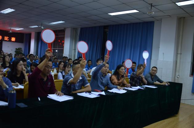 評委為選手們亮分