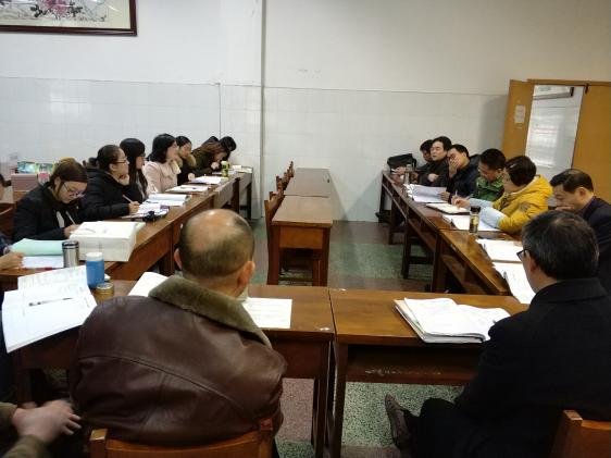 化學(xué)組老師正在交流討論智慧課堂模式的構(gòu)建