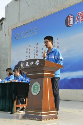 社團(tuán)主席李昊同學(xué)做工作總結(jié)