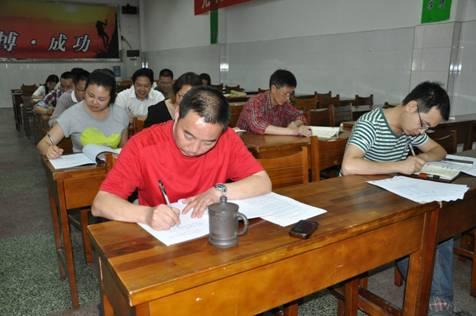 黨員認(rèn)真學(xué)習(xí)