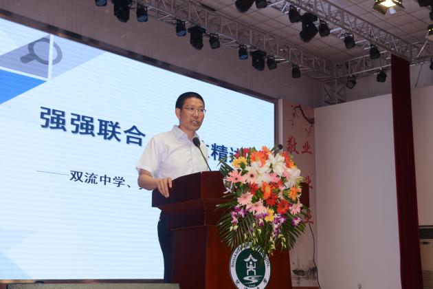 雙流中學(xué)黨總支副書記向發(fā)友介紹 雙中歷史文化與辦學(xué)理念