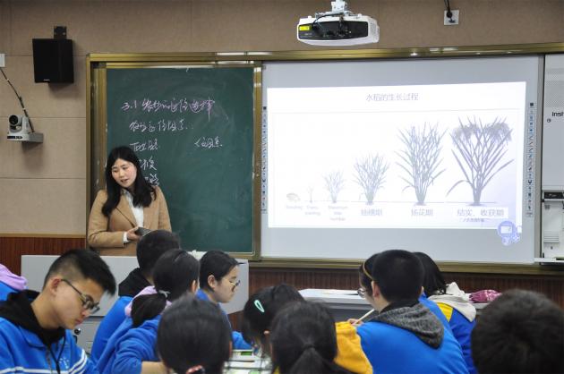 楊漪與學(xué)生交流互動