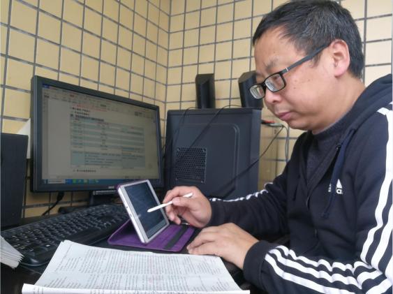 班主任兼英語(yǔ)老師余曉冬