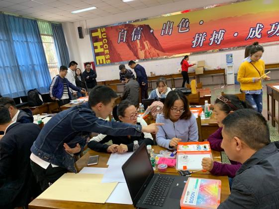 創(chuàng)客教育培訓(xùn)導(dǎo)師滿天指導(dǎo)參培教師完成創(chuàng)意項目實踐