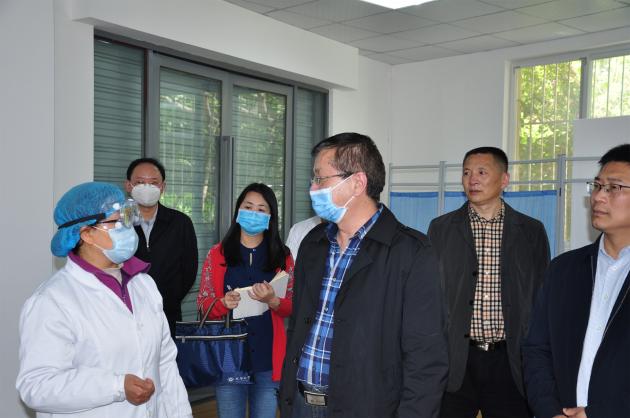 四川省教育廳副廳長崔昌宏檢查隔離室