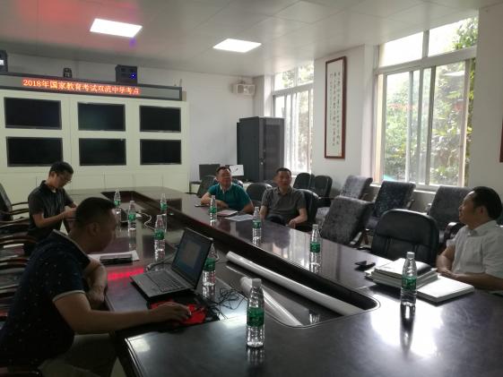 李光純局長(zhǎng)與雙流中學(xué)領(lǐng)導(dǎo)深入交流