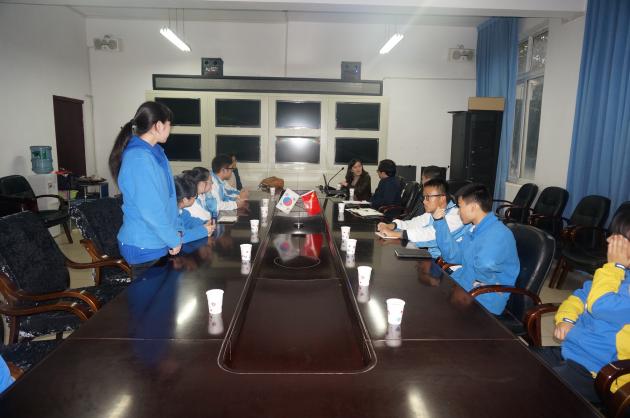 與學(xué)生交流互動2