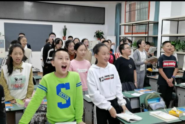 同學(xué)們大聲歌唱英文歌