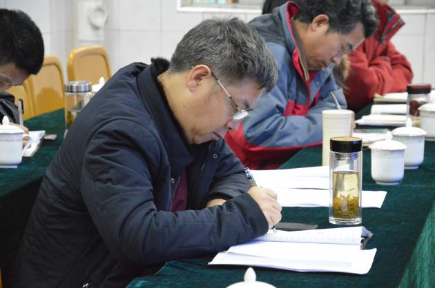 雙流中學(xué)校長(zhǎng)龍清明聽(tīng)取報(bào)告