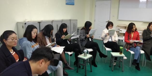 老師們專心聽講解