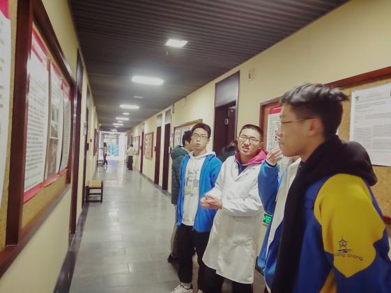 老師為同學(xué)們講解考古發(fā)展歷史