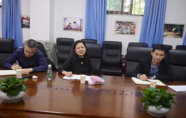 副局長王金萍與青年教師親切交流