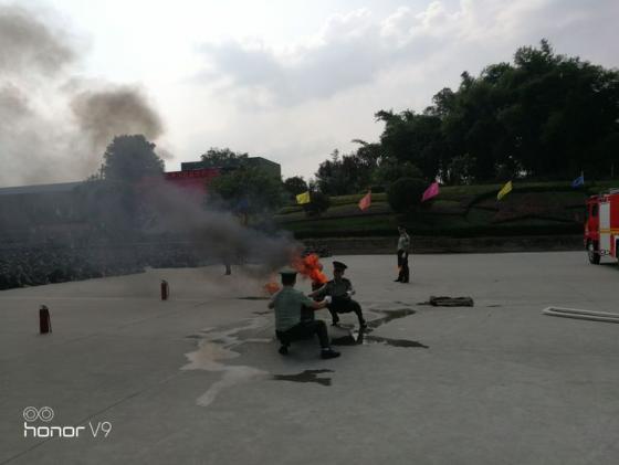 武警消防戰(zhàn)士示范