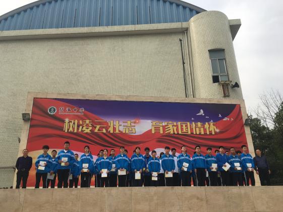 龍校長、楊主任和高一年級學(xué)生會成員合影留念