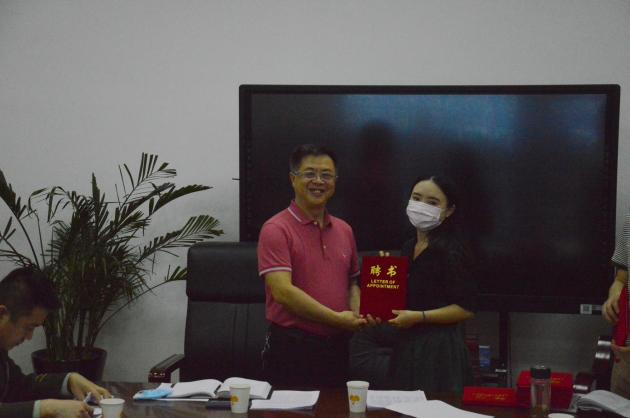 為外聘教師頒發(fā)聘書