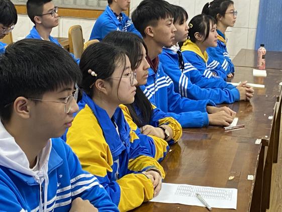 臺(tái)下認(rèn)真聽(tīng)講