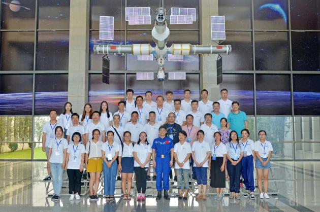 學(xué)員與航天員劉伯明合影