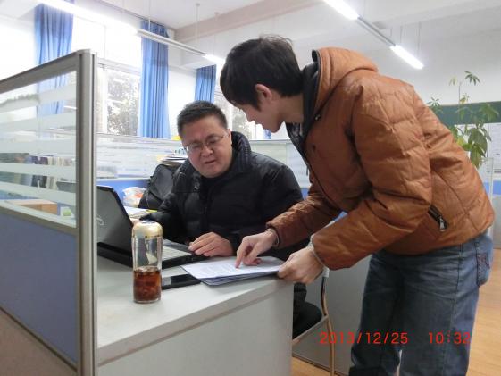 雙流中學(xué)生物教研組長陽冰指導(dǎo)青年教師伍賢軍準(zhǔn)備此次展評活動