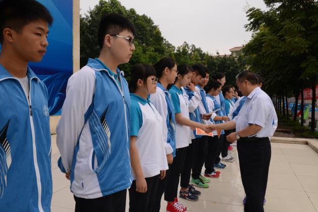 熊校長為“校園之星”頒發(fā)榮譽(yù)證書