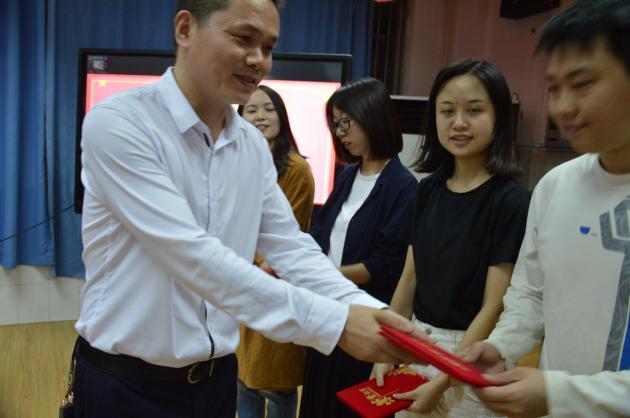 徐校長為獲獎教師頒獎