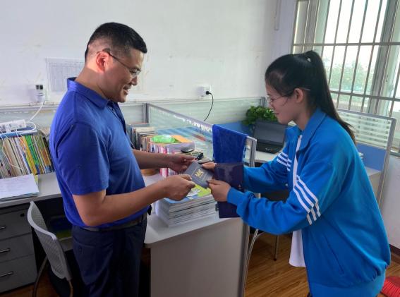 學(xué)生會(huì)同學(xué)為教師送節(jié)日慰問(wèn)賀卡