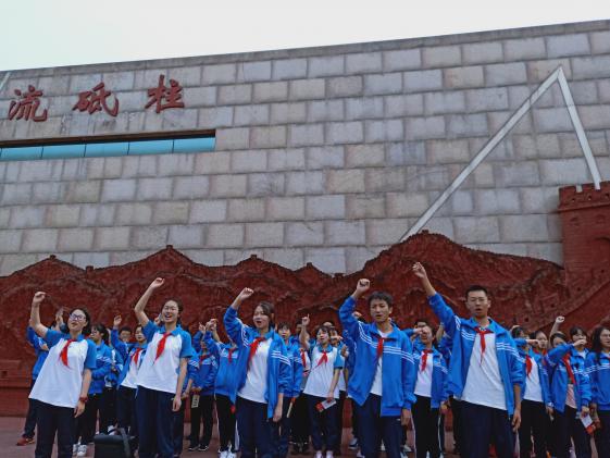 同學(xué)們浮雕廣場歌唱《我和我的祖國》