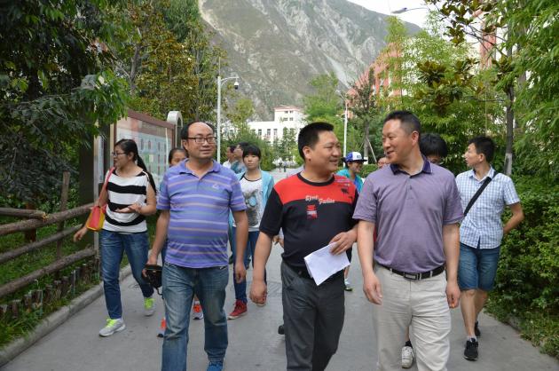 校長（右一）帶領(lǐng)老師參觀校園