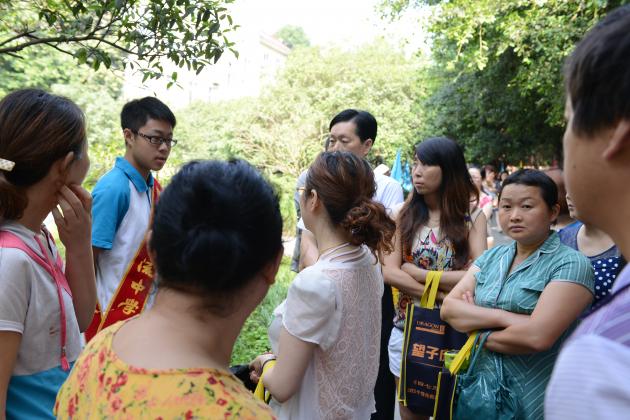 學(xué)生志愿者熱情回答家長問題