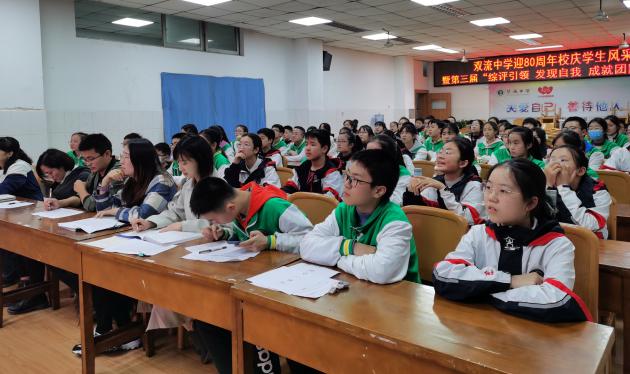 同學(xué)們認(rèn)真聽講