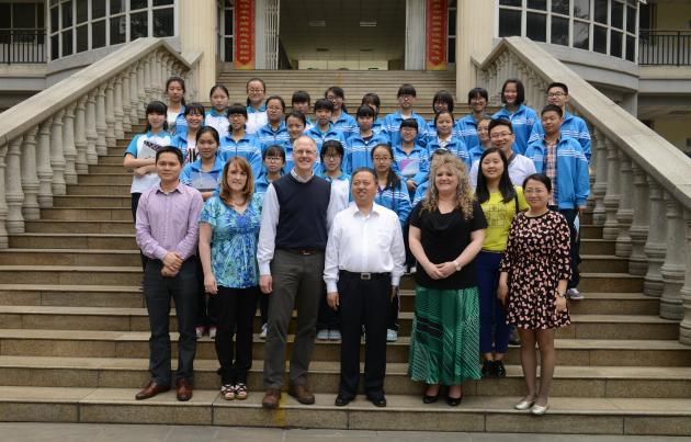 雙流中學(xué)校長、師生與克基督教學(xué)院校長、老師合影