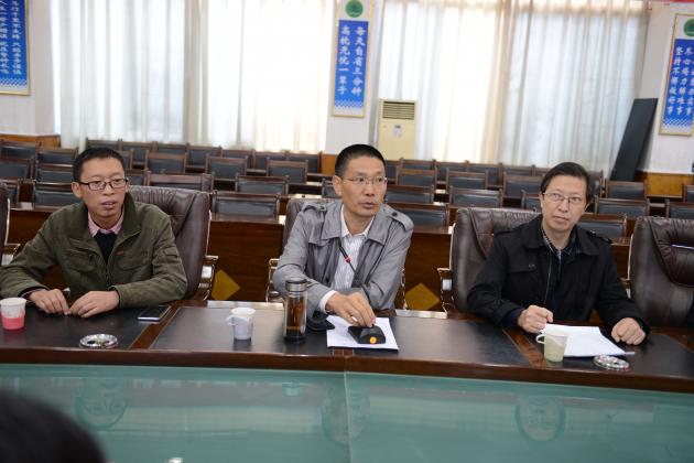 雙流中學黨總支副書記向發(fā)友發(fā)言