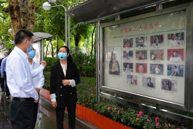 李德龍主席了解雙流中學(xué)的發(fā)展