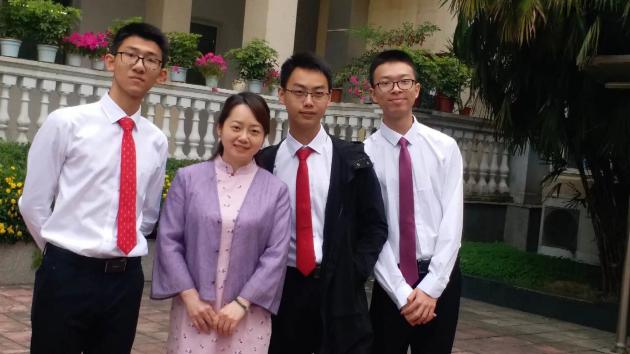 語文李愛英老師與學生合影