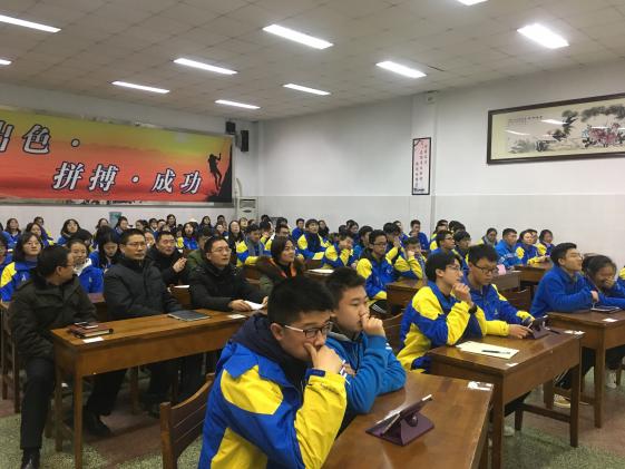 參賽學(xué)生正在思考