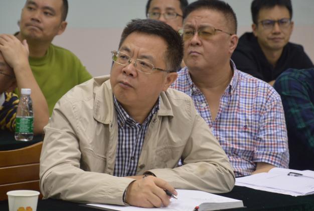 龍清明校長(zhǎng)認(rèn)真聽(tīng)發(fā)言報(bào)告