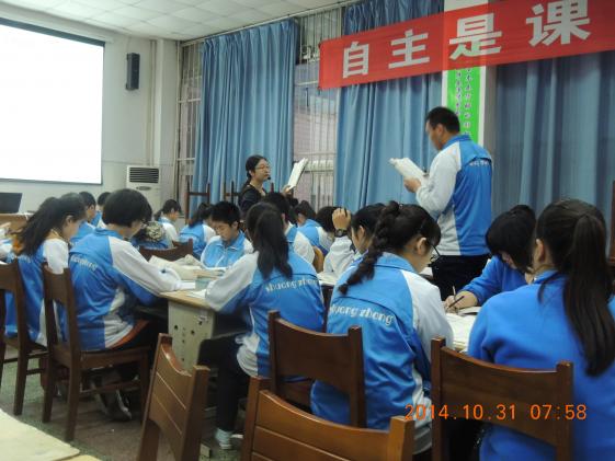 陸雨薇老師和學(xué)生互動(dòng)