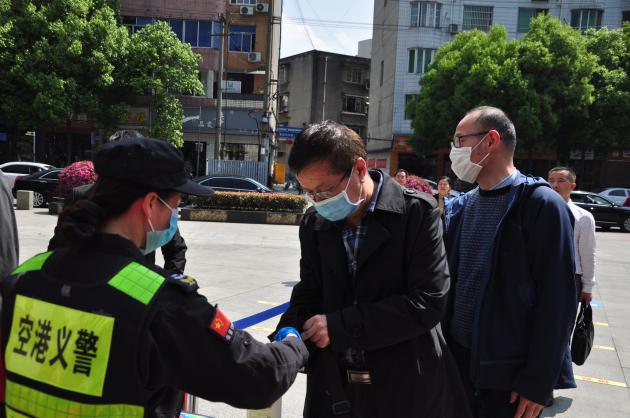 崔廳長接受體溫檢查