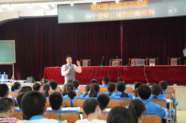 齊特老師演講，學(xué)生認真聆聽2