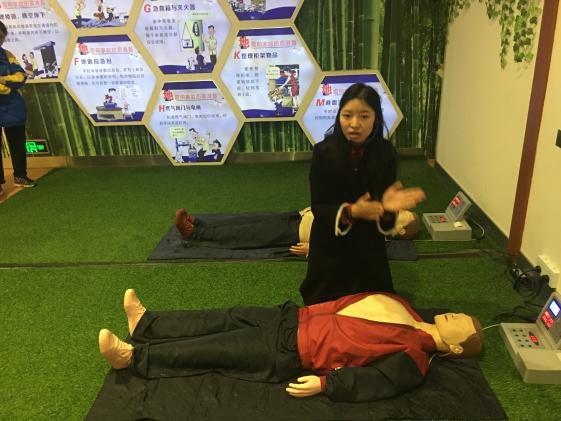 講解員教授急救知識