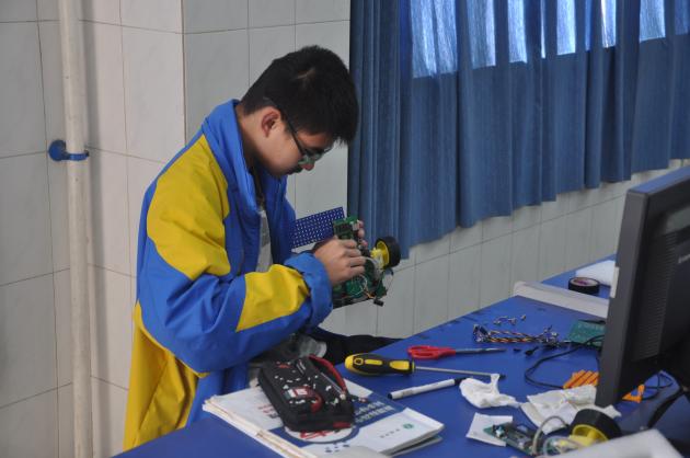 賽前認真調試（一）