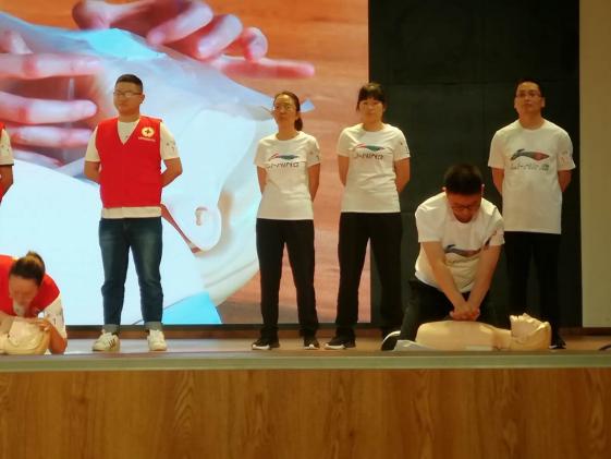 陳斌老師實(shí)施心肺復(fù)蘇